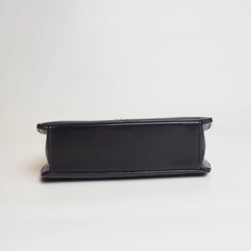 CHANEL深海藍羊皮雕花鍊珍珠釦-13