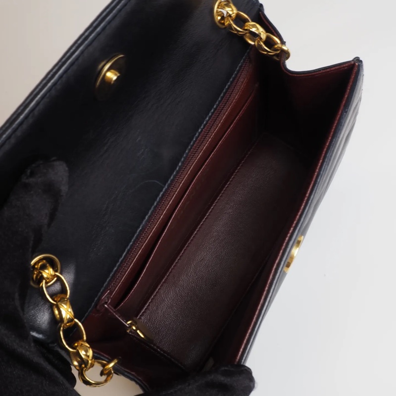 CHANEL深海藍羊皮雕花鍊珍珠釦-15