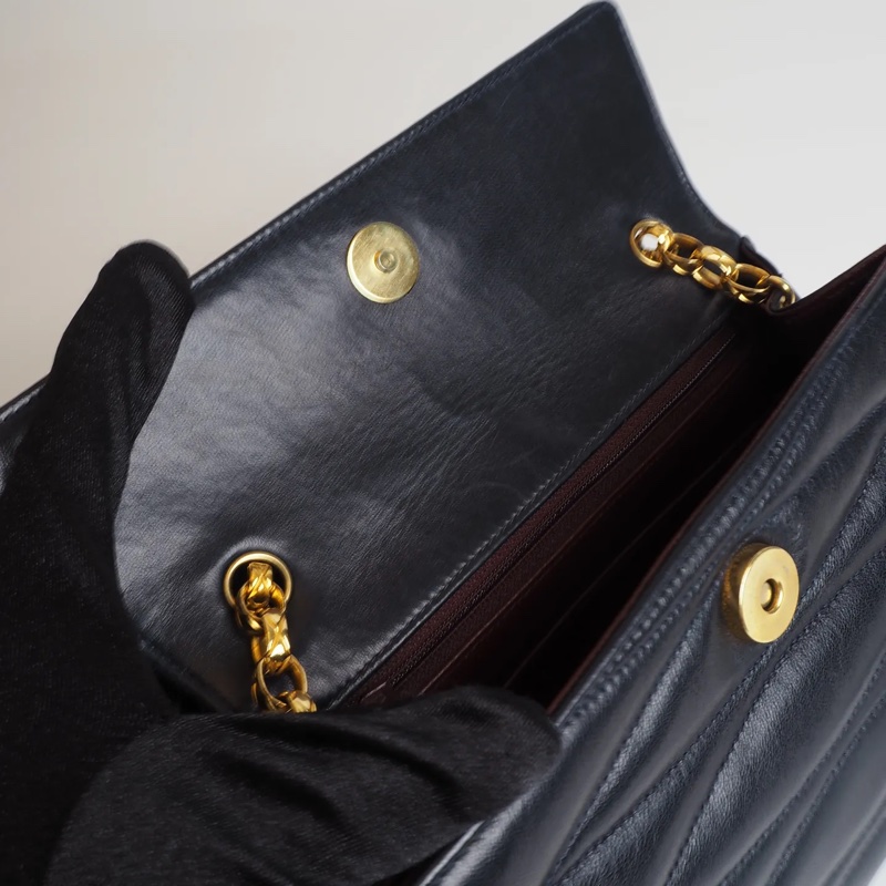 CHANEL深海藍羊皮雕花鍊珍珠釦-16