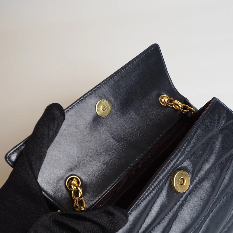 CHANEL深海藍羊皮雕花鍊珍珠釦-17