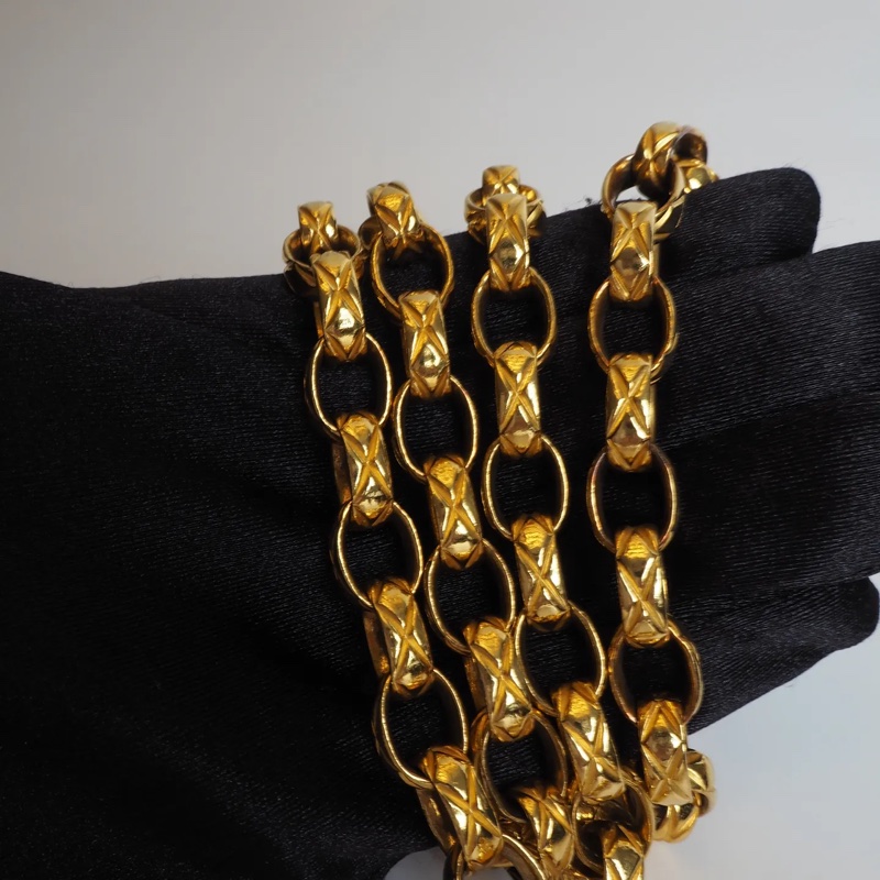 CHANEL深海藍羊皮雕花鍊珍珠釦-18