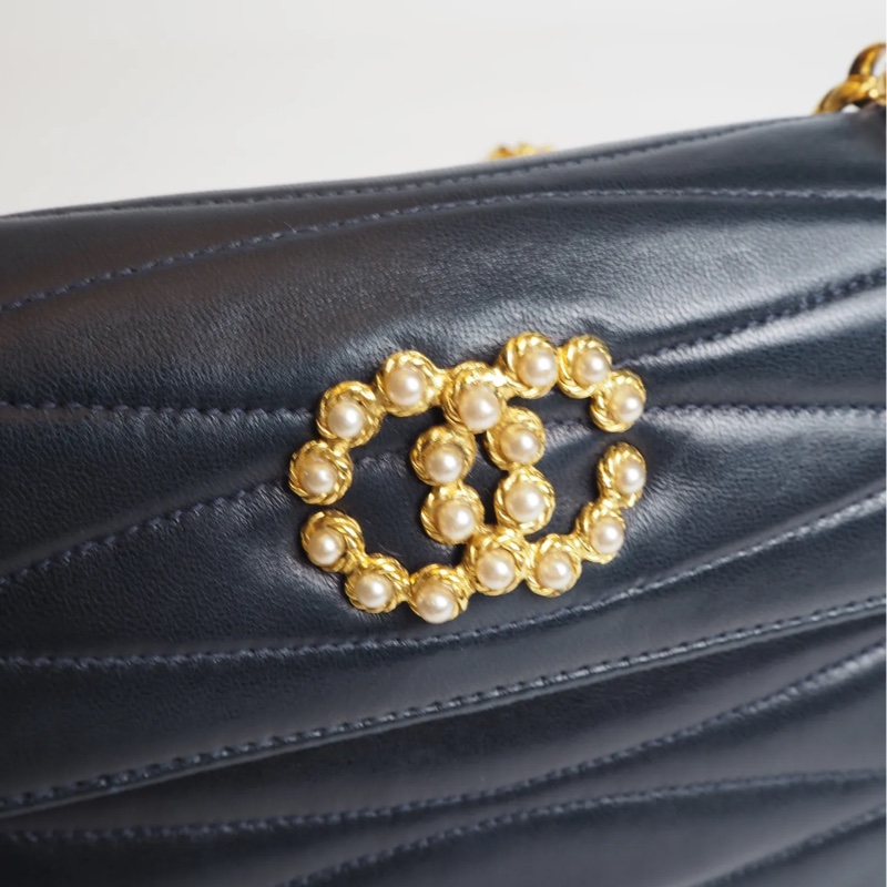 CHANEL深海藍羊皮雕花鍊珍珠釦-19