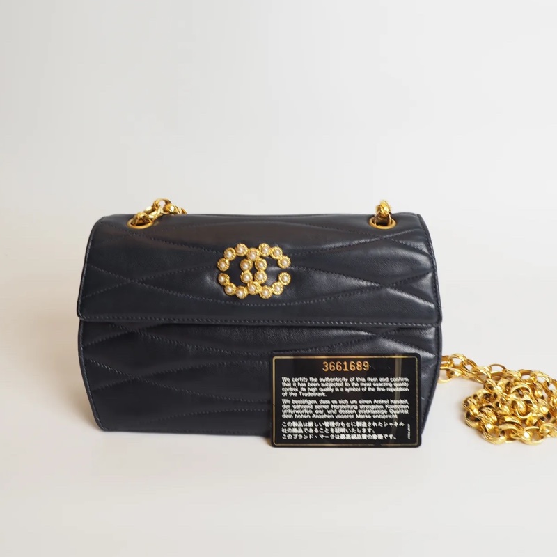 CHANEL深海藍羊皮雕花鍊珍珠釦-20