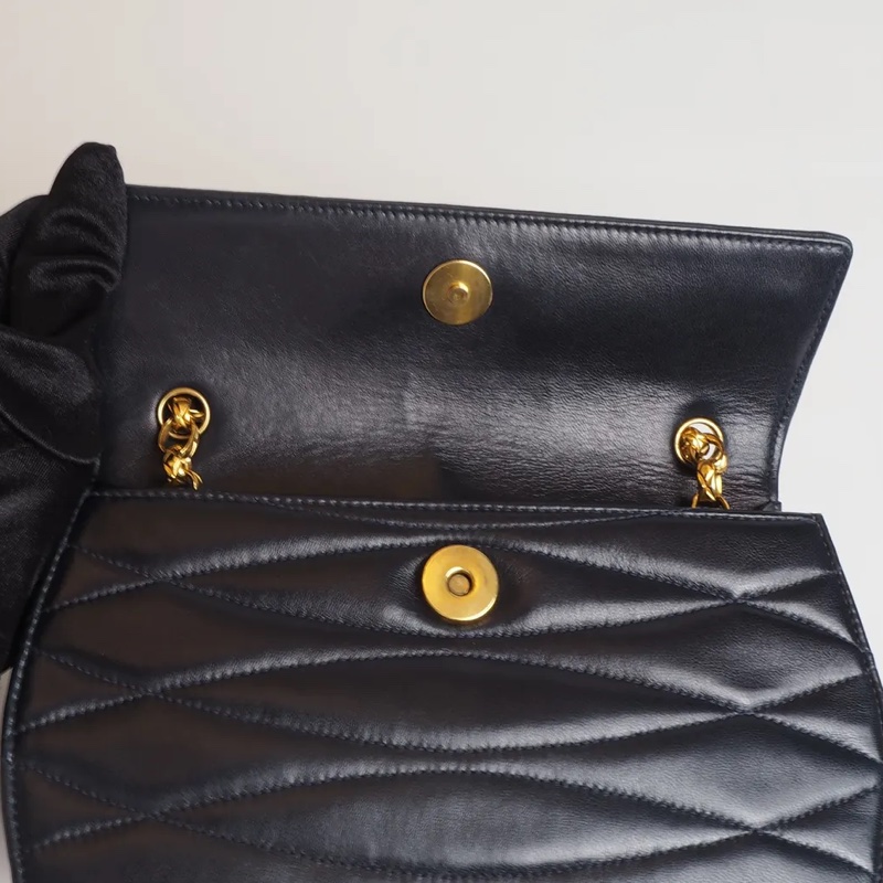 CHANEL深海藍羊皮雕花鍊珍珠釦-21