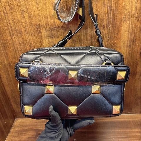Valentino 黑色鉚釘菱格紋斜挎包