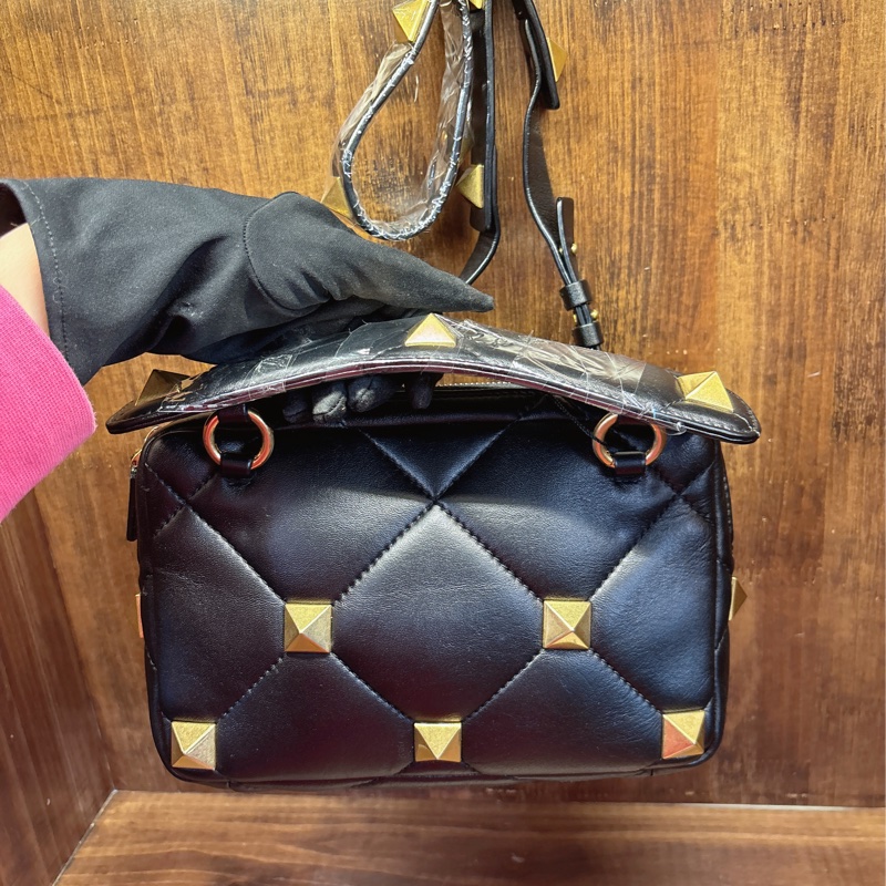Valentino 黑色鉚釘菱格紋斜挎包-2