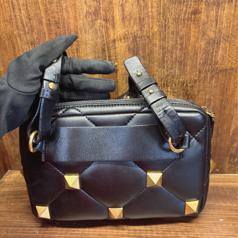Valentino 黑色鉚釘菱格紋斜挎包-3