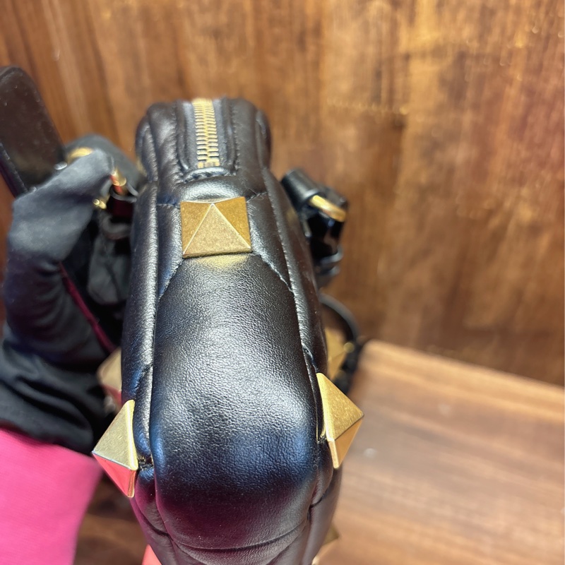Valentino 黑色鉚釘菱格紋斜挎包-6