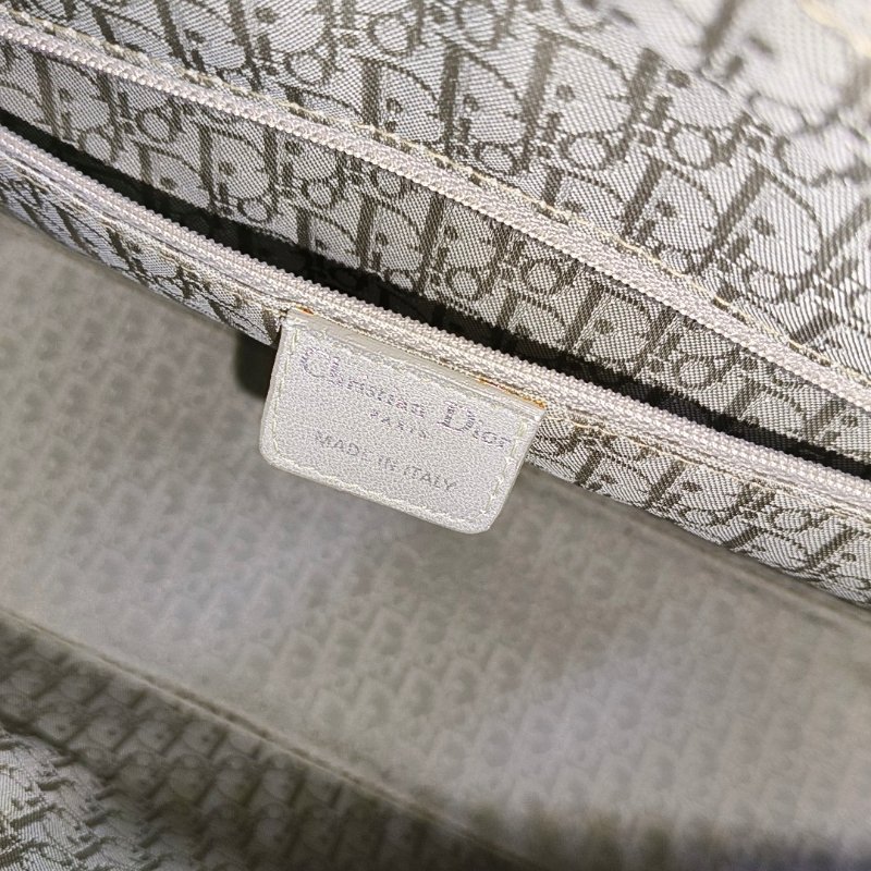 DIOR Lady Dior 大號米色漆皮藤格紋絎縫戴妃七格單肩包手提包銀色五金可拆卸肩帶-16