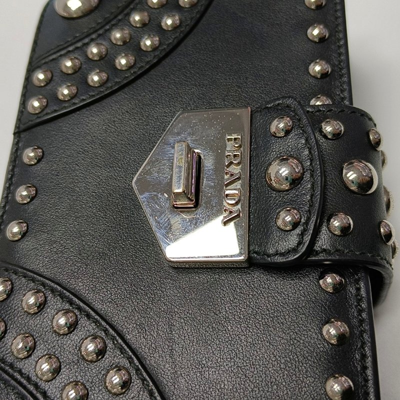 PRADA黑色牛皮鉚釘手拿包銀色五金-9