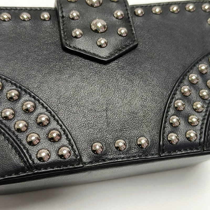 PRADA黑色牛皮鉚釘手拿包銀色五金-10