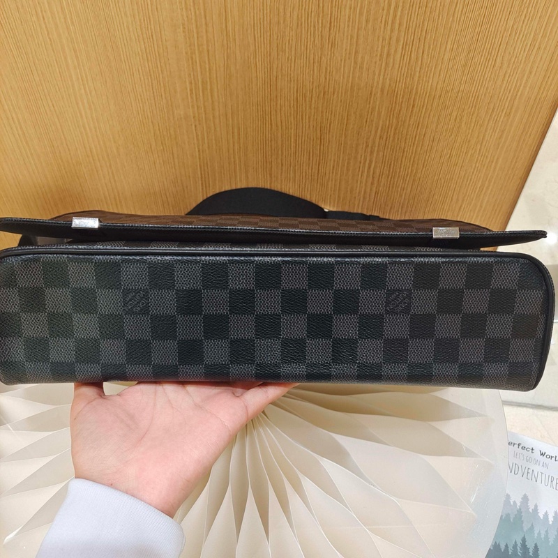 97新LouisVuitton路易威登 District 黑棋盤格翻蓋郵差包 38*30cm-4