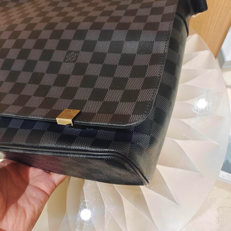 97新LouisVuitton路易威登 District 黑棋盤格翻蓋郵差包 38*30cm-6