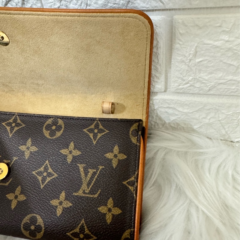 LOUIS VUITTON LV M51852 RiE 肩背 小包-14