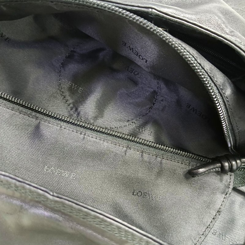 LOEWE Aire黑色牛皮壓紋手提包金色五金-6