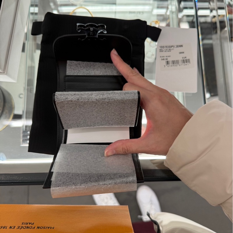 Celine TRIOMPHE小號翻蓋錢包 (so black)-5