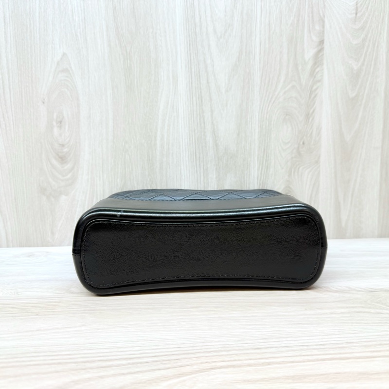 Chanel黑色揉製牛皮菱格纹新中號手把流浪包-4