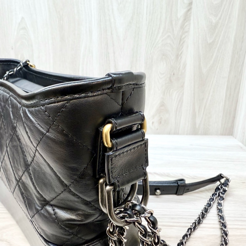 Chanel黑色揉製牛皮菱格纹新中號手把流浪包-7