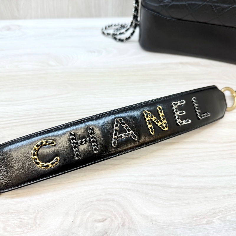 Chanel黑色揉製牛皮菱格纹新中號手把流浪包-10