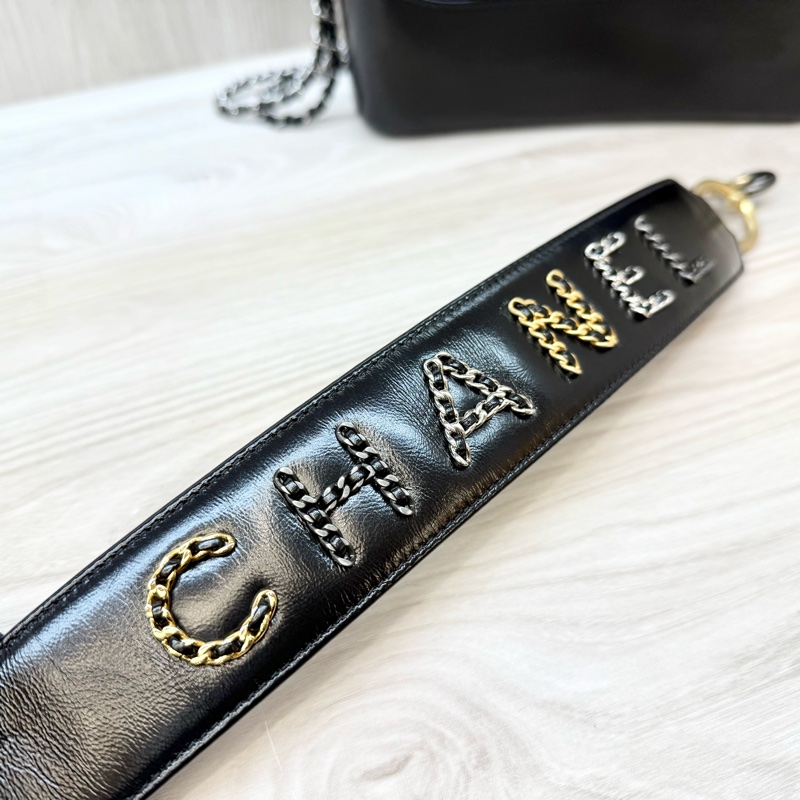 Chanel黑色揉製牛皮菱格纹新中號手把流浪包-11