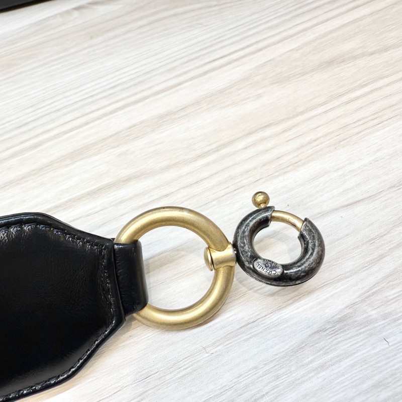 Chanel黑色揉製牛皮菱格纹新中號手把流浪包-12