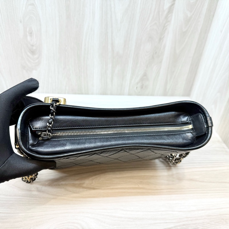 Chanel黑色揉製牛皮菱格纹新中號手把流浪包-15