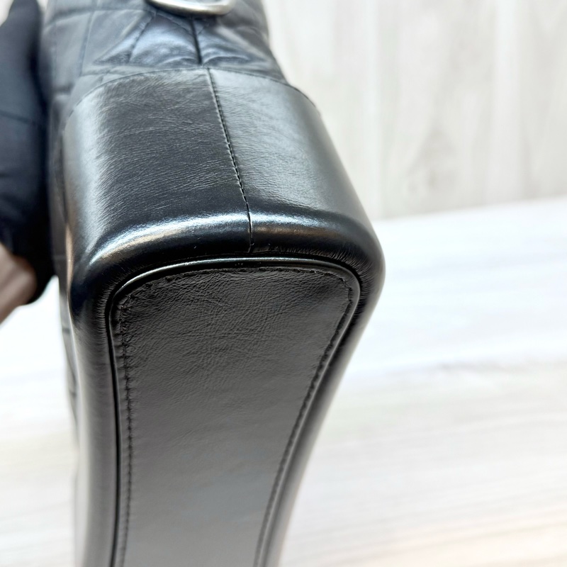 Chanel黑色揉製牛皮菱格纹新中號手把流浪包-16