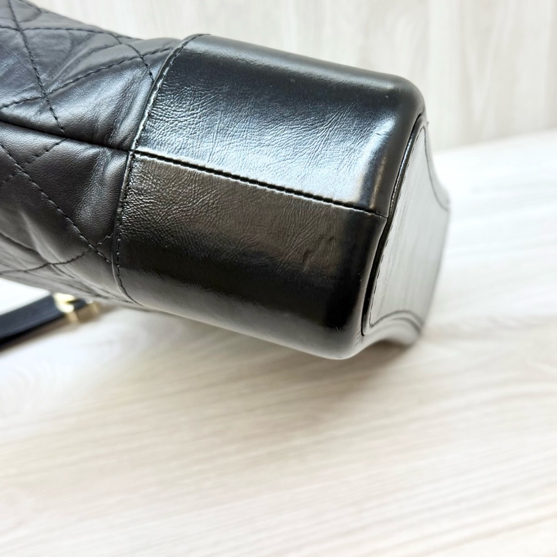 Chanel黑色揉製牛皮菱格纹新中號手把流浪包-17