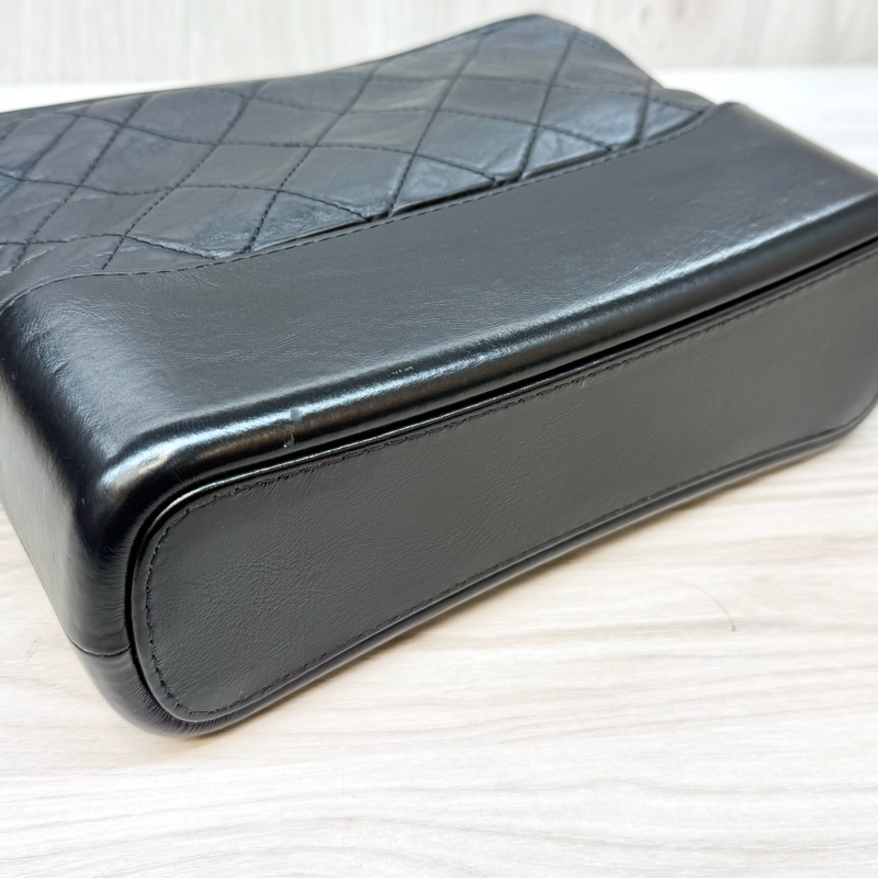 Chanel黑色揉製牛皮菱格纹新中號手把流浪包-18