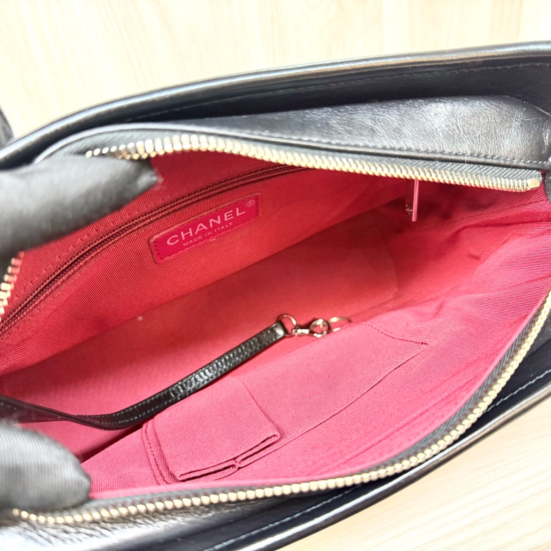 Chanel黑色揉製牛皮菱格纹新中號手把流浪包-20