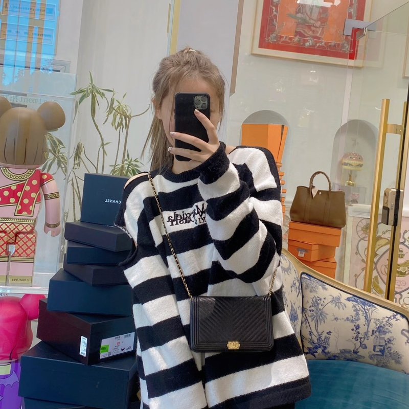 CHANEL Boy V紋牛皮WOC - 黑金-1