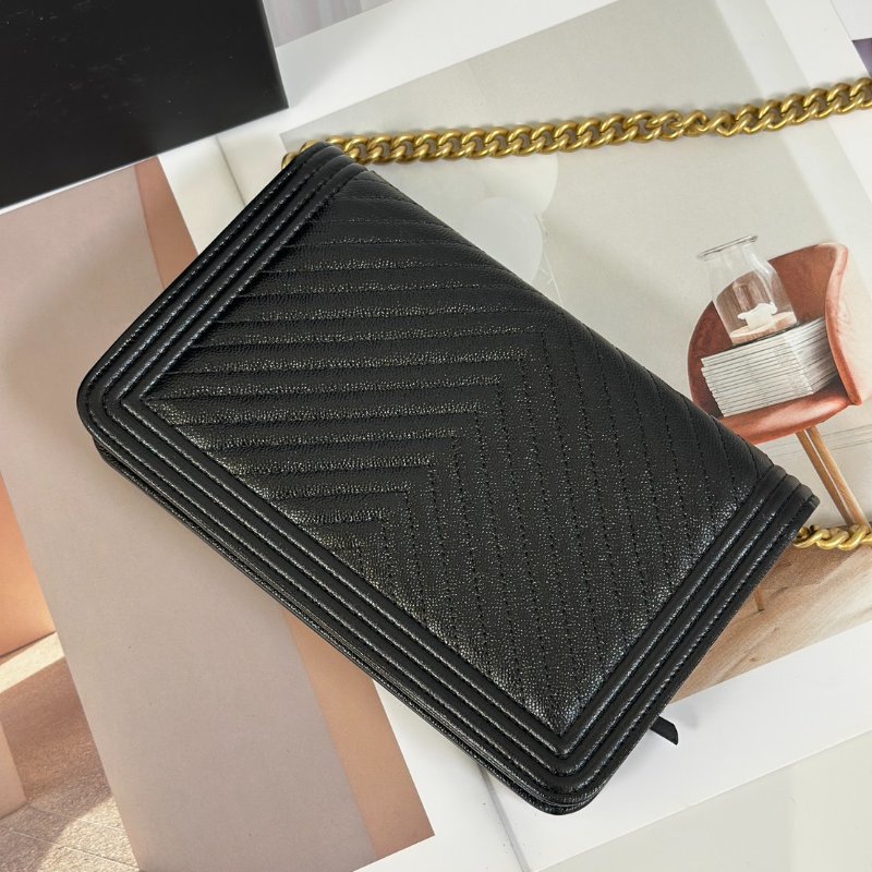 CHANEL Boy V紋牛皮WOC - 黑金-5