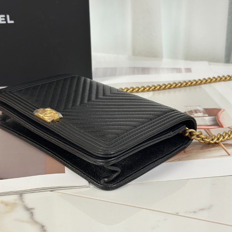 CHANEL Boy V紋牛皮WOC - 黑金-7