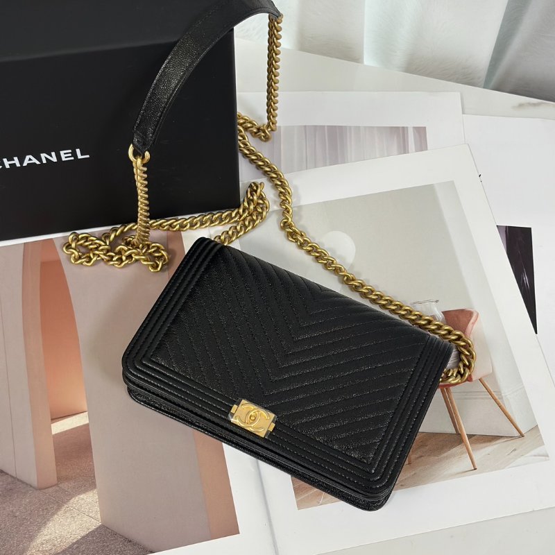 CHANEL Boy V紋牛皮WOC - 黑金-9