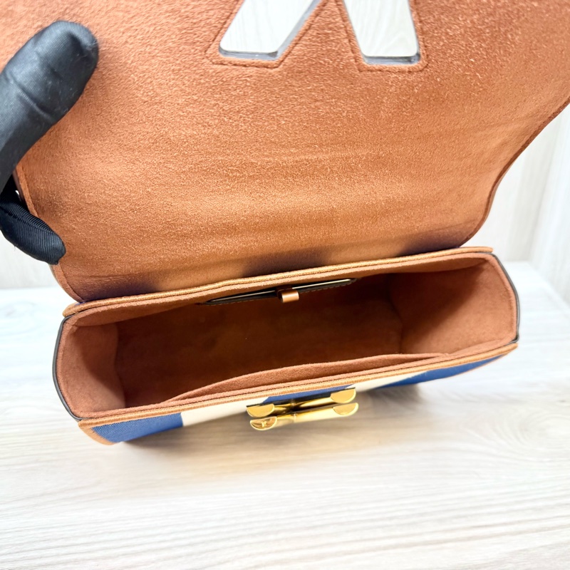 LV藍白帆布拚棕牛皮TwistMM側背包M57659-7