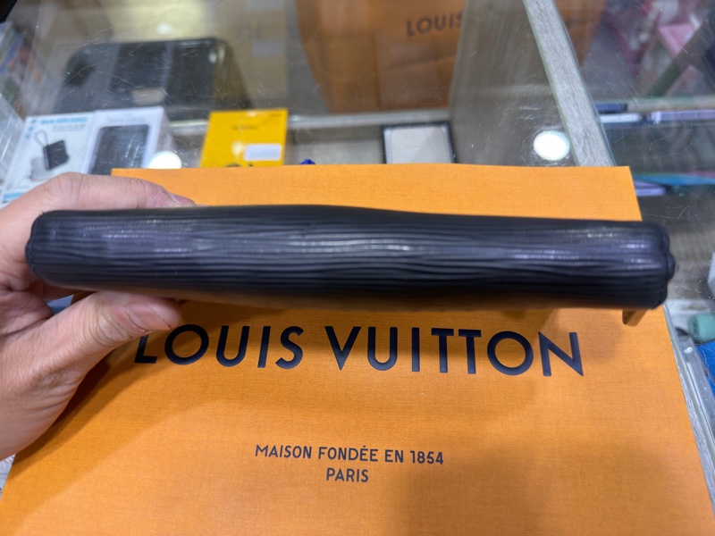 二手 Louis Vuitton 水波紋皮革拉鏈長夾-2