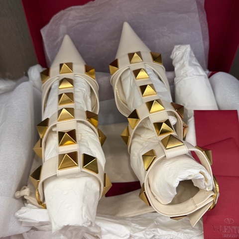 99新Valentino 華倫天奴白色大鉚釘高跟鞋低跟尖頭 36.5碼  跟高3-4cm
