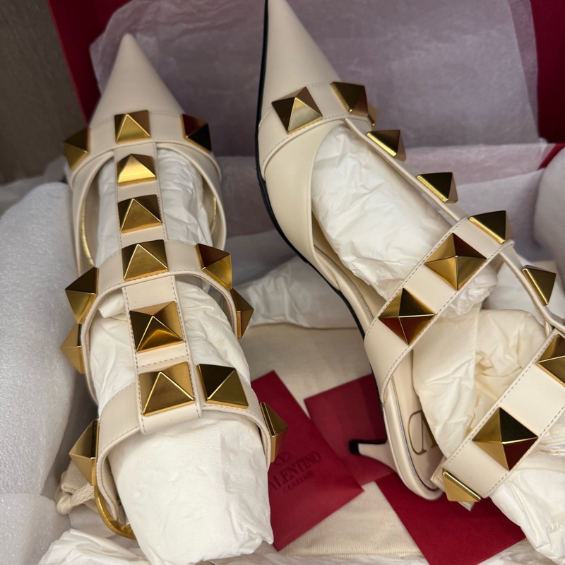 99新Valentino 華倫天奴白色大鉚釘高跟鞋低跟尖頭 36.5碼  跟高3-4cm-6