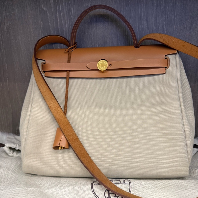 Hermes愛馬仕 Herbag31 金棕/自然色牛皮拼8L冰川白帆布銀扣外縫 輕微使用痕跡 U刻 尺寸:31*11*25cm 附件:防塵袋、鑰匙、鎖頭 。-0