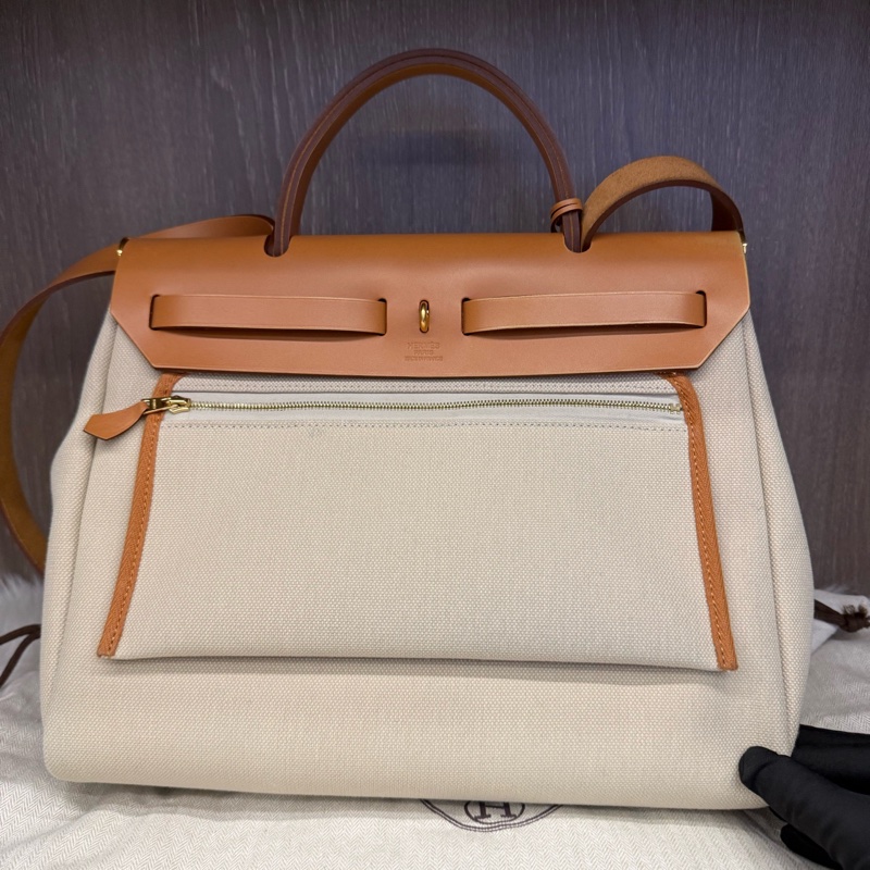 Hermes愛馬仕 Herbag31 金棕/自然色牛皮拼8L冰川白帆布銀扣外縫 輕微使用痕跡 U刻 尺寸:31*11*25cm 附件:防塵袋、鑰匙、鎖頭 。-1