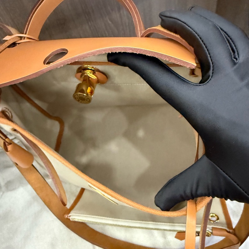 Hermes愛馬仕 Herbag31 金棕/自然色牛皮拼8L冰川白帆布銀扣外縫 輕微使用痕跡 U刻 尺寸:31*11*25cm 附件:防塵袋、鑰匙、鎖頭 。-5