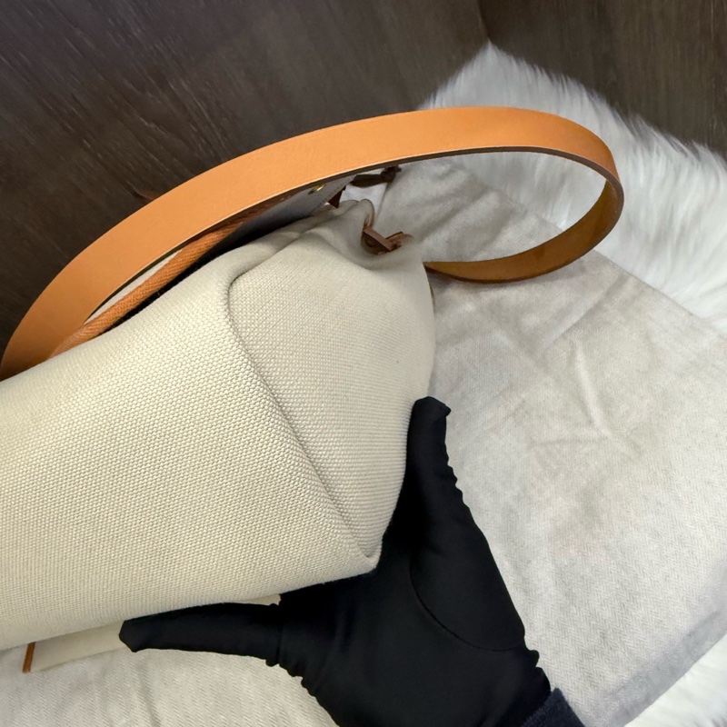 Hermes愛馬仕 Herbag31 金棕/自然色牛皮拼8L冰川白帆布銀扣外縫 輕微使用痕跡 U刻 尺寸:31*11*25cm 附件:防塵袋、鑰匙、鎖頭 。-6