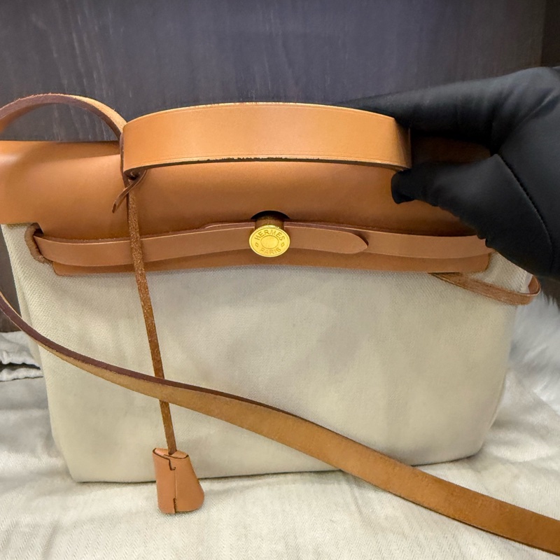 Hermes愛馬仕 Herbag31 金棕/自然色牛皮拼8L冰川白帆布銀扣外縫 輕微使用痕跡 U刻 尺寸:31*11*25cm 附件:防塵袋、鑰匙、鎖頭 。-7