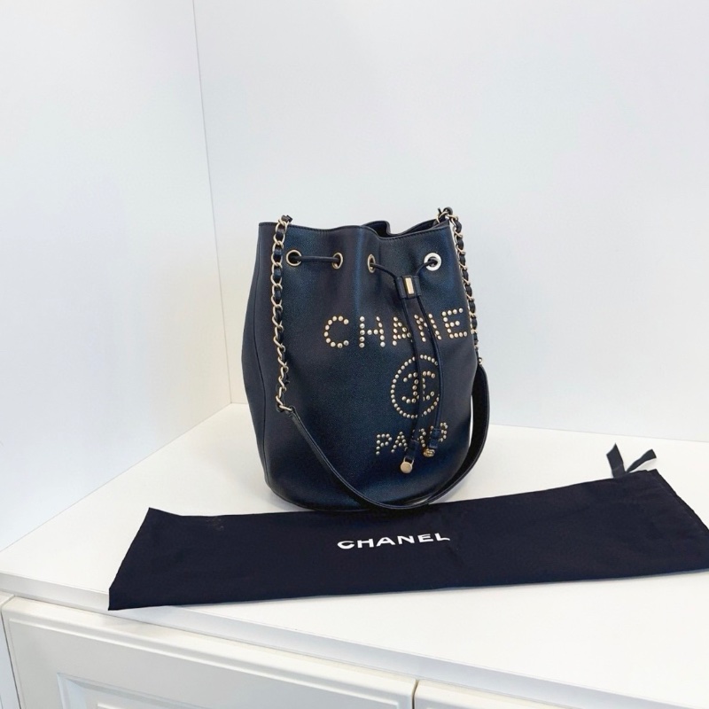 Chanel 黑金鉚釘字母logo全皮水桶包 23*28*17 98新配件塵袋-3