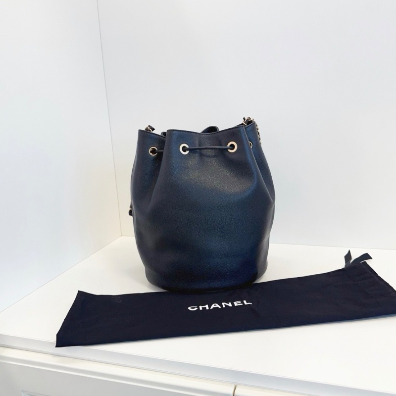 Chanel 黑金鉚釘字母logo全皮水桶包 23*28*17 98新配件塵袋-5