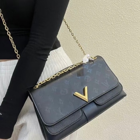 LV 黑金全皮Very Chain 肩背斜背手提 暗花翻蓋 25*15*8cm 98新配件塵袋
