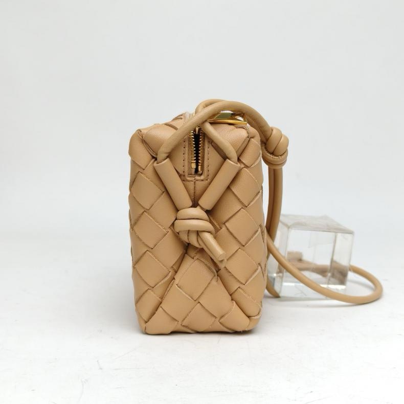 BOTTEGA VENETA奶茶色羊皮Loop編織相機包17cm-1