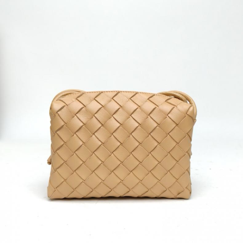 BOTTEGA VENETA奶茶色羊皮Loop編織相機包17cm-2