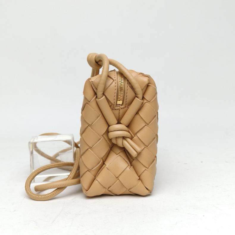 BOTTEGA VENETA奶茶色羊皮Loop編織相機包17cm-4