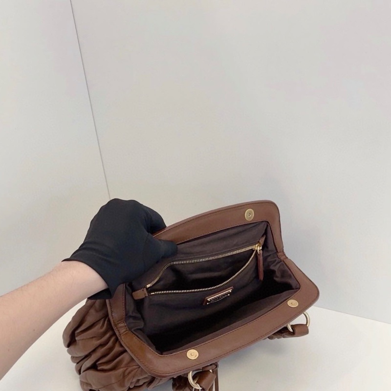 MiuMiu金棕焦糖色蛙口大元寶手提腋下包 經典軟糯小羊皮 麻花手提 機車雙口袋36*24*10 98新配件塵袋-2